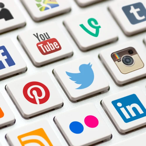Servicios, Redes Sociales.